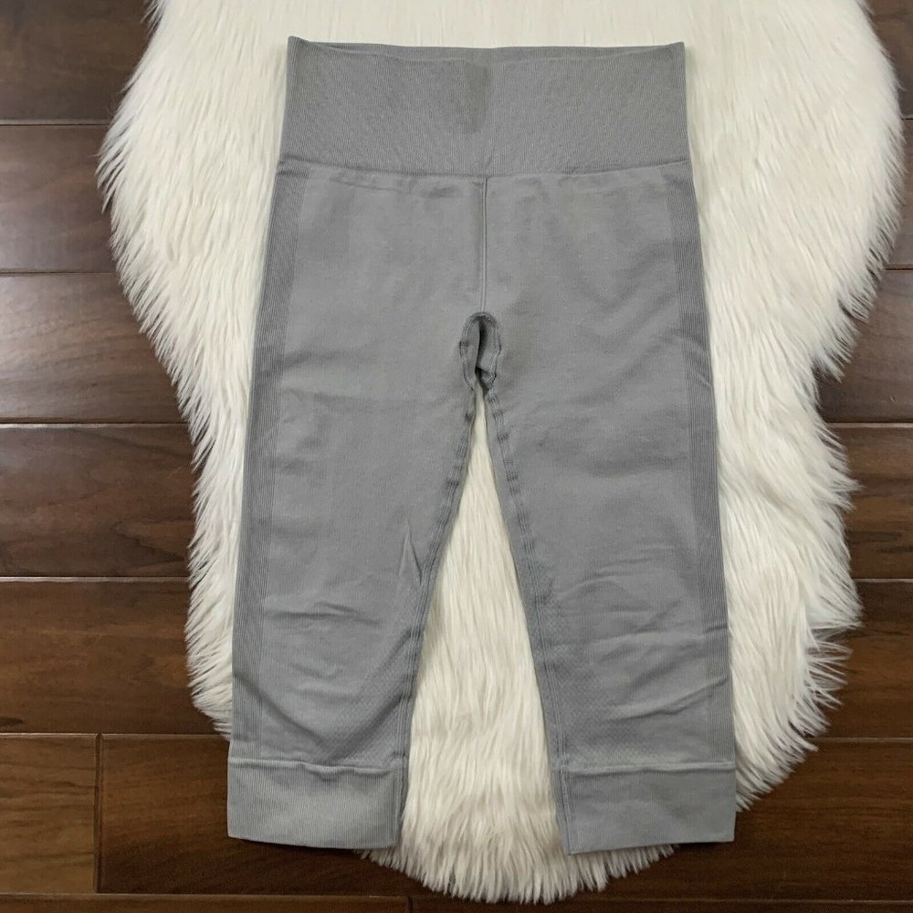 Lululemon Size 6 Grey Seamlessly Street Crop Leggings